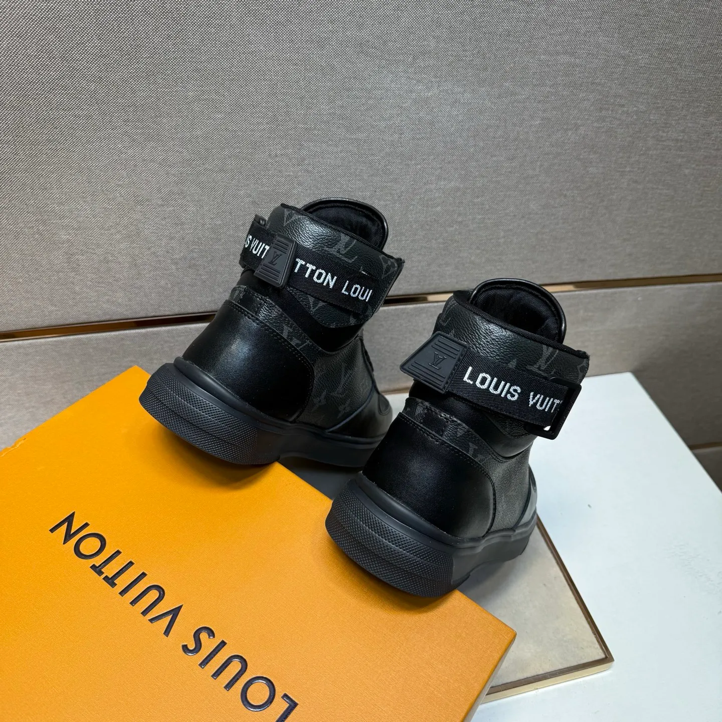 ⬛️Men's shoes 💰p420 [LV～] Men's high-top casual shoes 2025z cabinet sales simultaneously 🔶Size: 38-44 #️⃣ 🔷2 colors🔜The upper is made of multi-material splicing➕Mesh lining, comfortable and breathable, sole: original comfortable and wear-resistant outsole, ⚠️real thing📱photographed🎬real thing is better📢📢📢